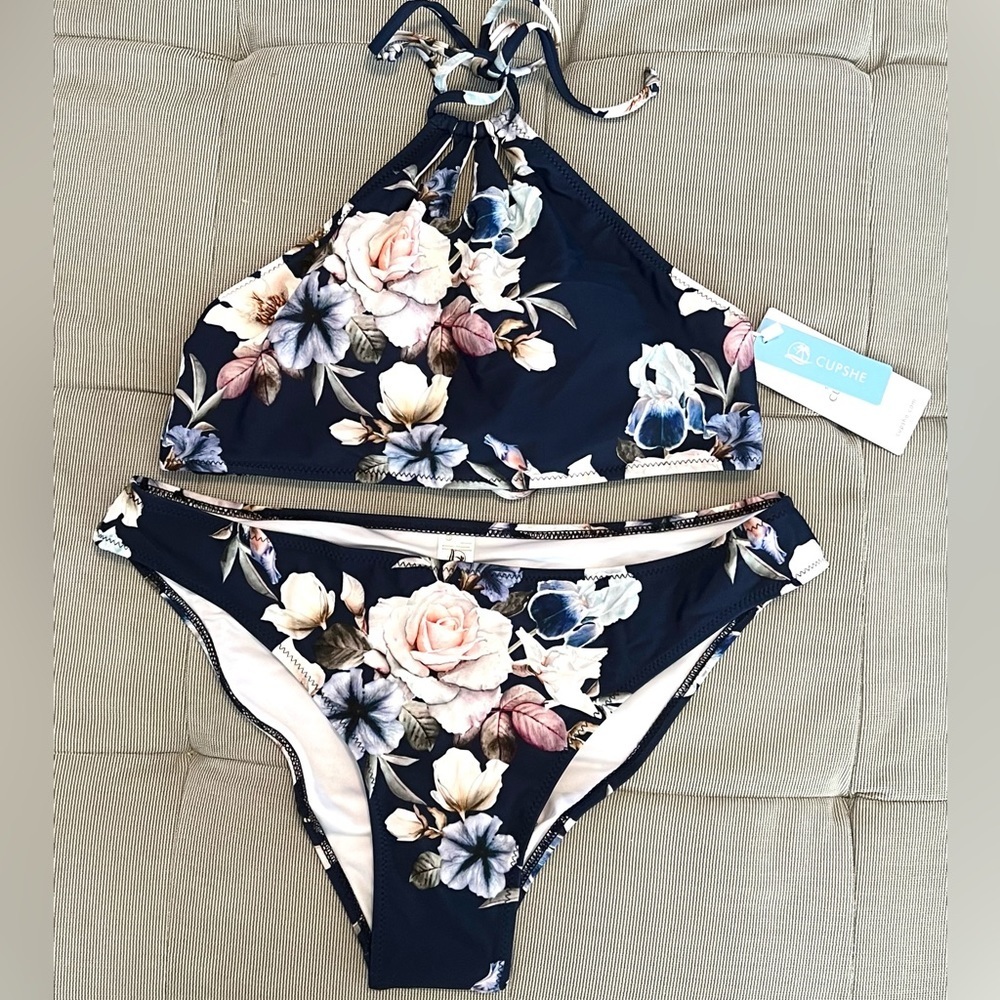 Cupshe NEW Two Piece Halter Style Swimsuit Bikini Sz L